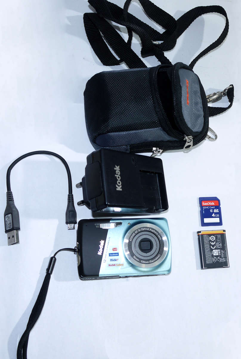 Vintage Camera Kodak Easyshare M530 12 MP Digital Camera with 3x Wide Angle Optical Zoom and 2.7