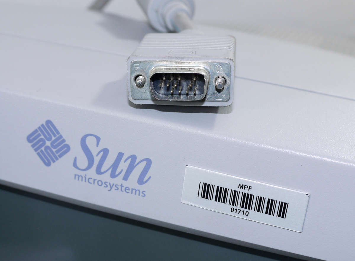 Vintage monitor - Sun Microsystems DP17M0 VGA CRT Monitor (17") 1600x1200 @ 75 Hz, 85 Hz