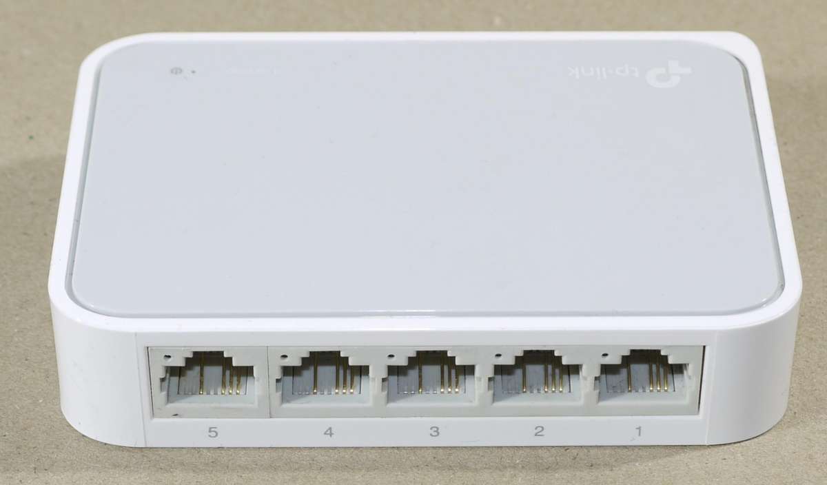 TP-LINK TL-SF1005D 5-Port Desktop Switch / 10/100Mbps RJ45 Ports IEEE 802.3x Plastic Case