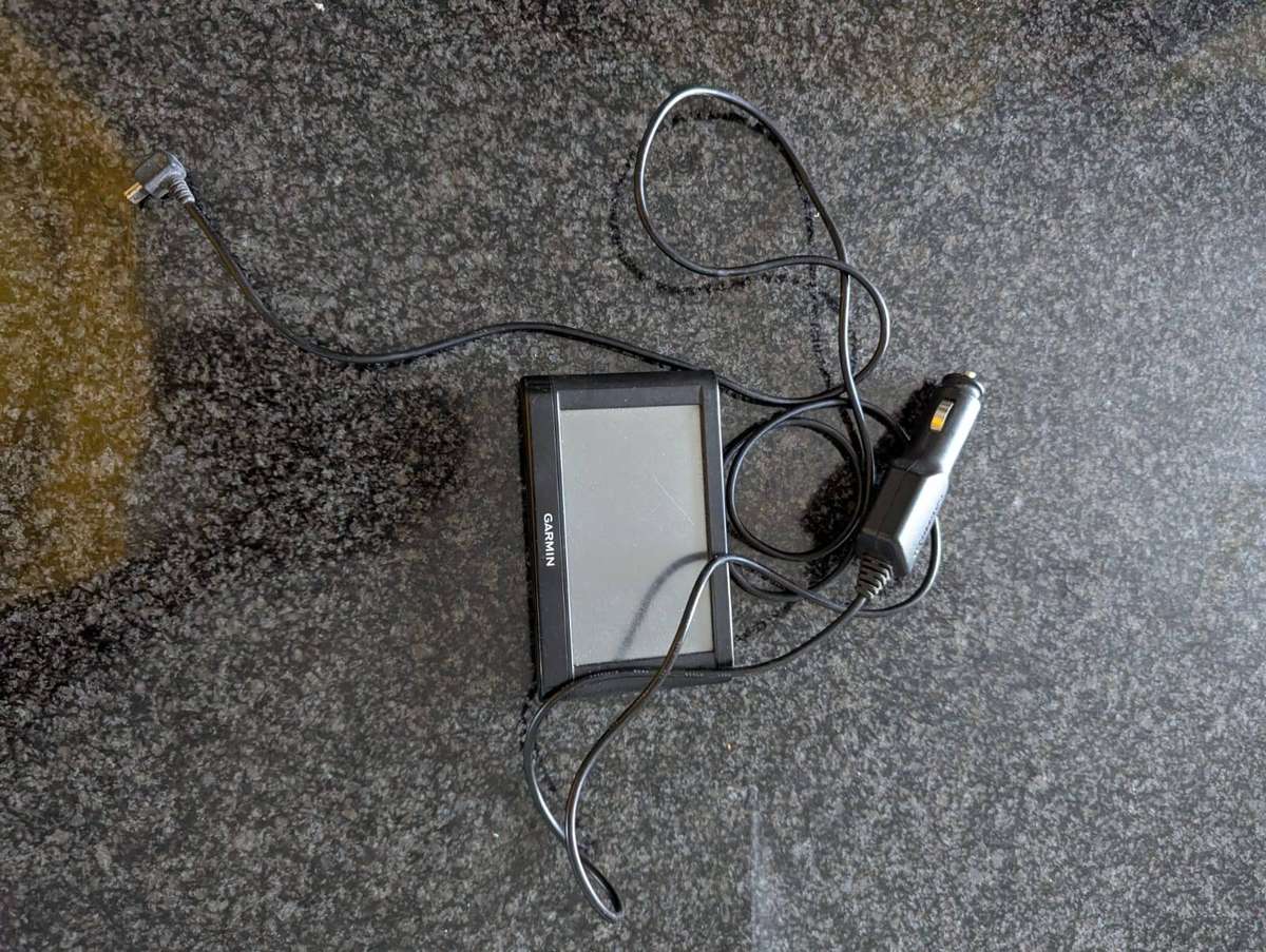 Garmin Nuvi 42LM GPS with car charger- Tested and working- 100%