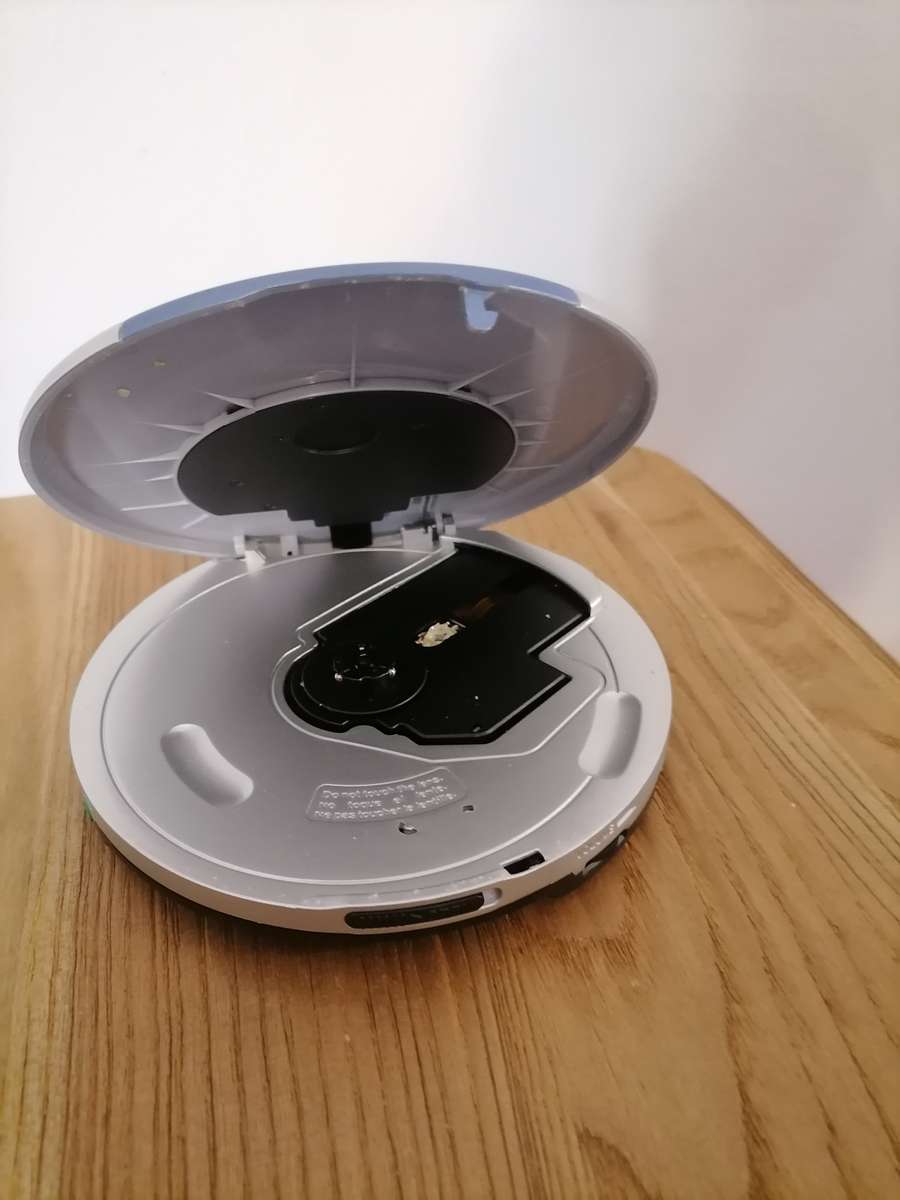 Vintage 2004 - DURABRAND CD-565 PORTABLE CD PLAYER - 100% WORKING LIKE NEW