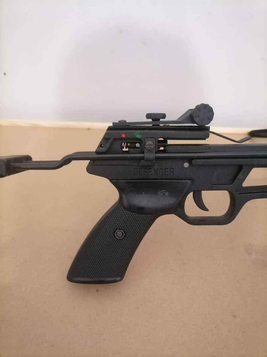 Crisbow Defender - EXCELLENT CONDITION