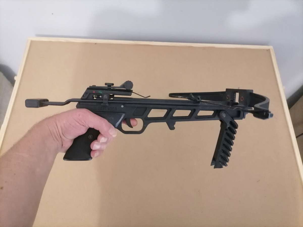 Crisbow Defender - EXCELLENT CONDITION