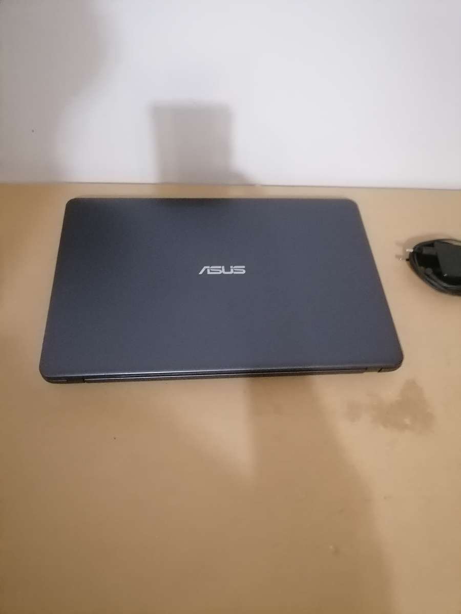 Asus vivobook x543ua-gq3338t - i3 6th or 7th Gen - ORIGINAL CHARGER - EXCELLENT CONDITION - 15,6 inc
