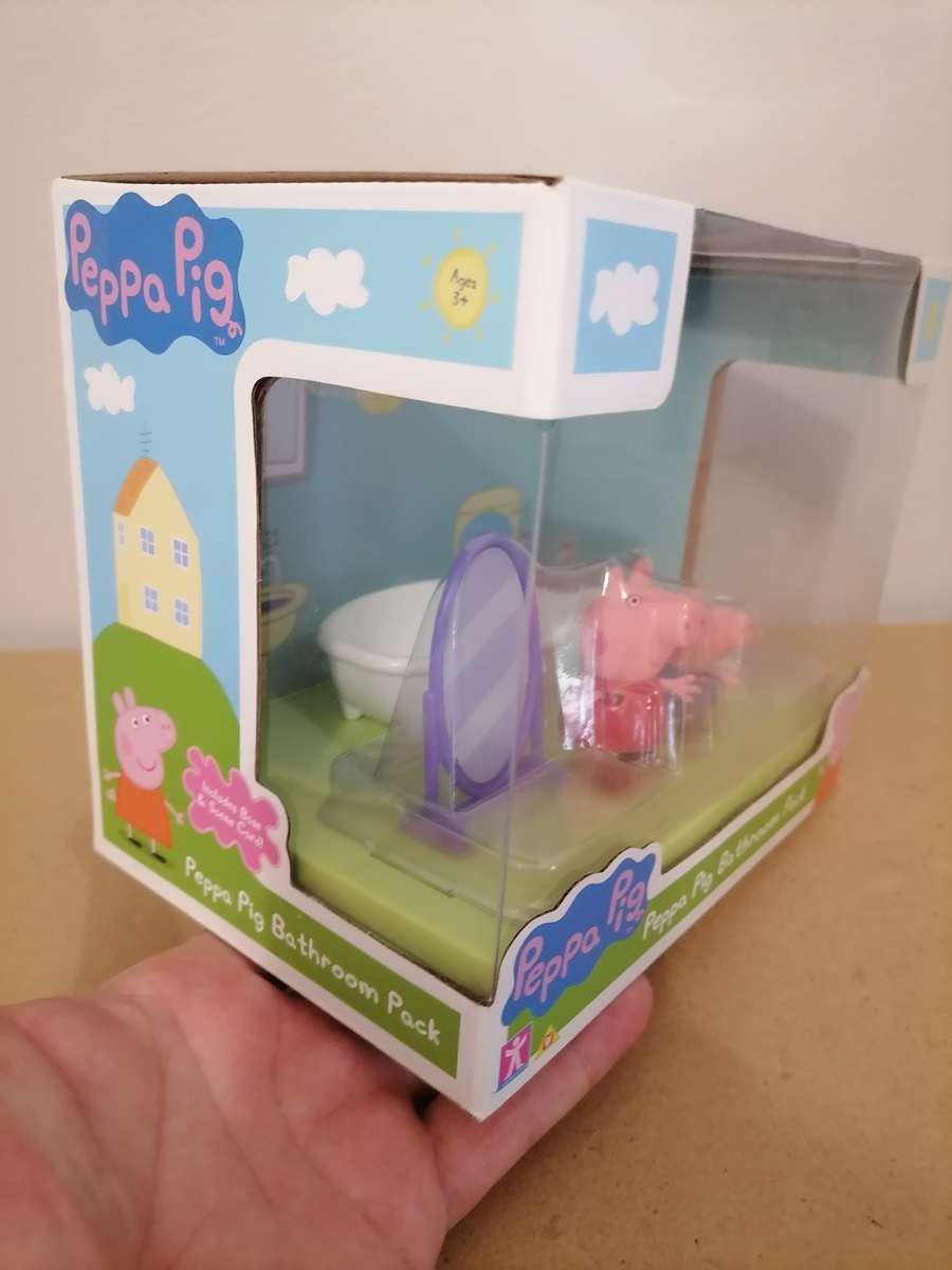 Peppa Pig Bathroom Pack with Peppa & George figure. Comes with a bright backdrop NEW 2008