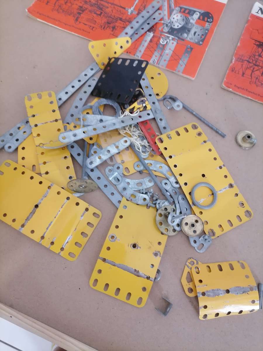 VINTAGE Meccano LIMITED BINNS ROAD LIVERPOOL 13 ENGLAND BOOKS 1/2/3 - REST FOR FREE