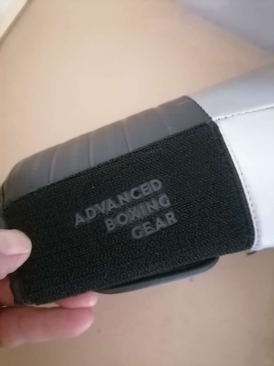 OUTSHOCK Boxing Sparring Gloves 900 - Size_Weight / 16 Oz - Black/Silver - Advanced Boxing Gear