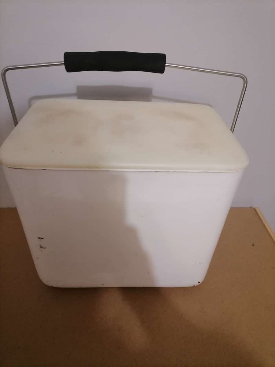 Safari Chiller Fibre Glass Cooler 12l - Good used condition - Cooler Great inside