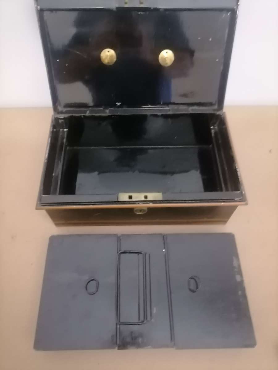 50s vintage black & gold cash tin - British made - LARGE - 31 CM X 19 CM X 12 CM - AMAZING CONDITION