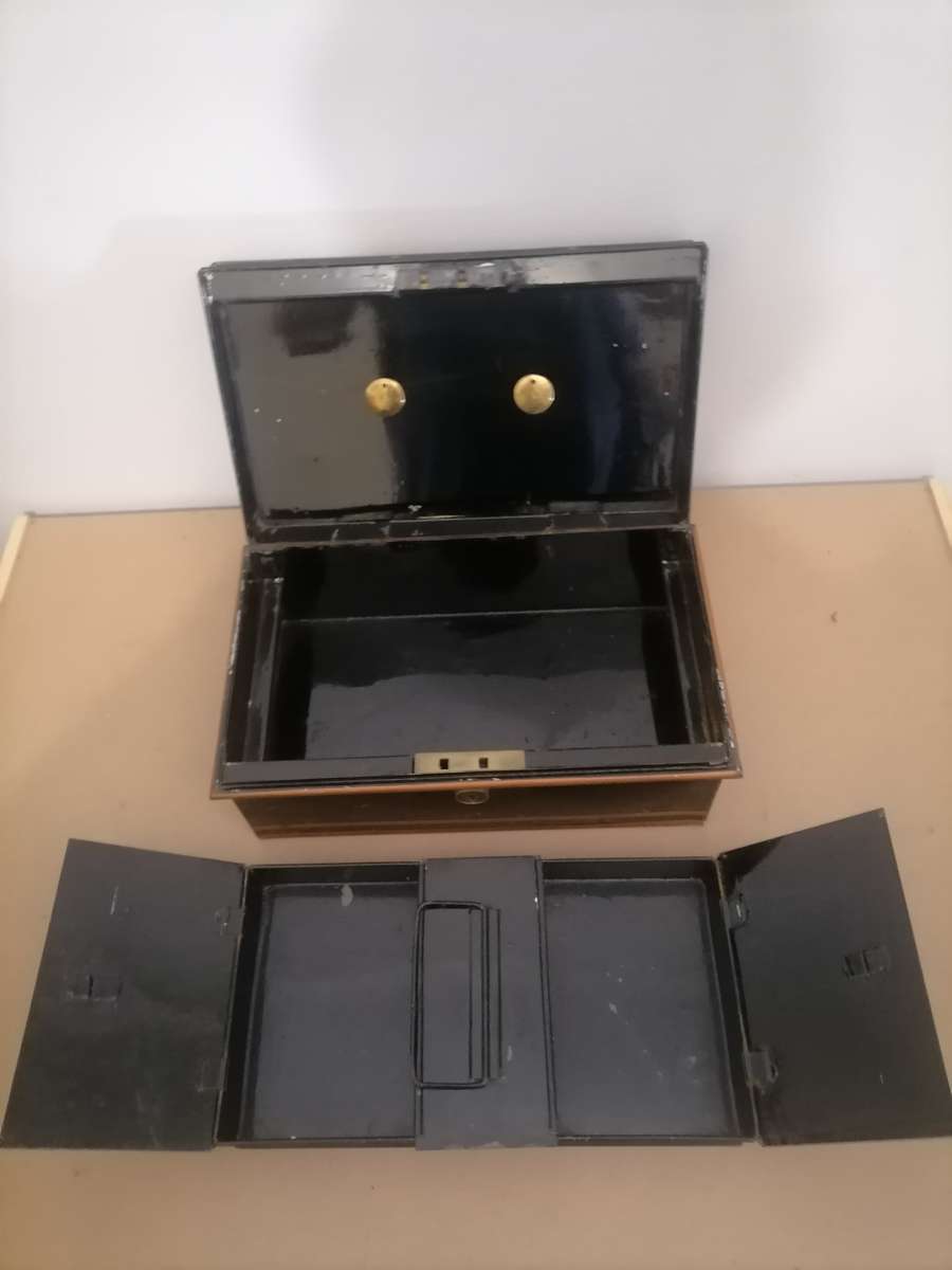 50s vintage black & gold cash tin - British made - LARGE - 31 CM X 19 CM X 12 CM - AMAZING CONDITION