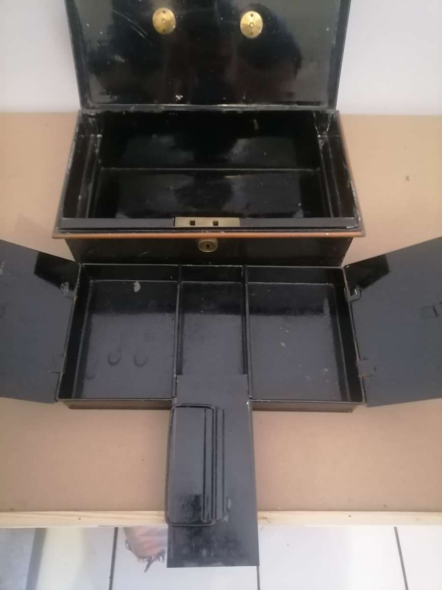 50s vintage black & gold cash tin - British made - LARGE - 31 CM X 19 CM X 12 CM - AMAZING CONDITION