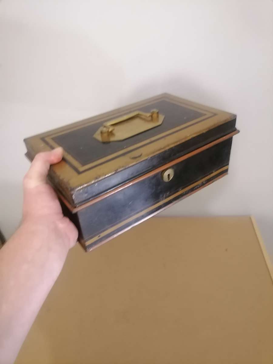 50s vintage black & gold cash tin - British made - LARGE - 31 CM X 19 CM X 12 CM - AMAZING CONDITION