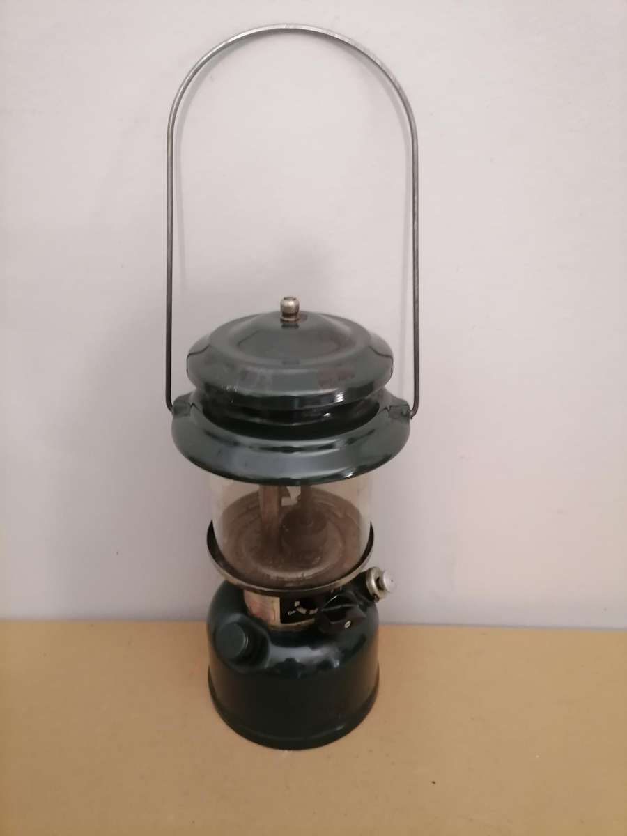 VINTAGE 1989 COLEMAN MODEL 214A700 KEROSENE LANTERN, ORIGINAL GLASS - MADE IN USA 0591 - WORKING