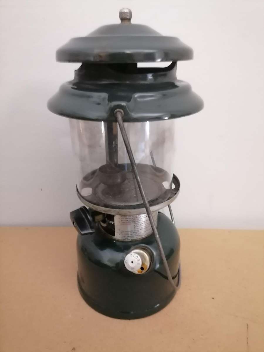 VINTAGE 1989 COLEMAN MODEL 214A700 KEROSENE LANTERN, ORIGINAL GLASS - MADE IN USA 0591 - WORKING