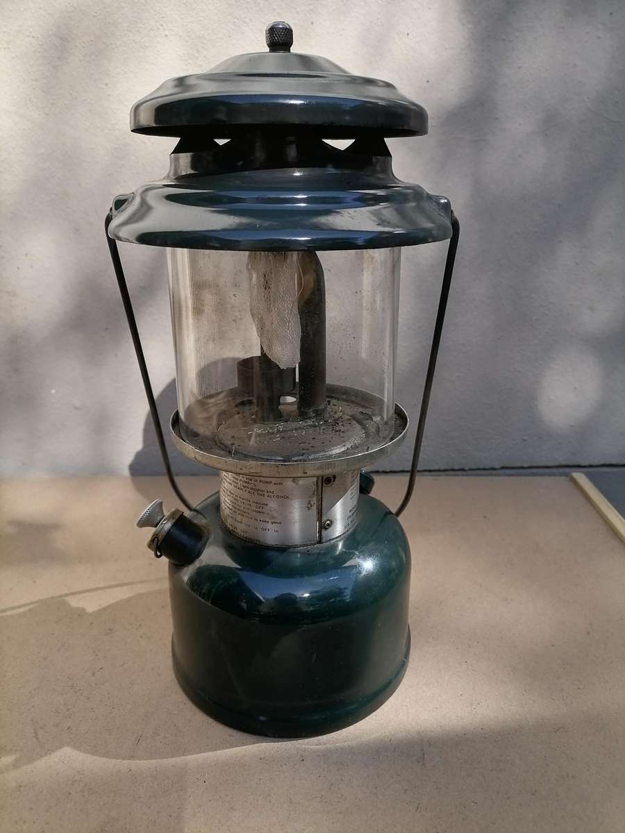 VINTAGE 1989 COLEMAN MODEL 214A700 KEROSENE LANTERN, ORIGINAL GLASS - MADE IN USA 0591 - WORKING