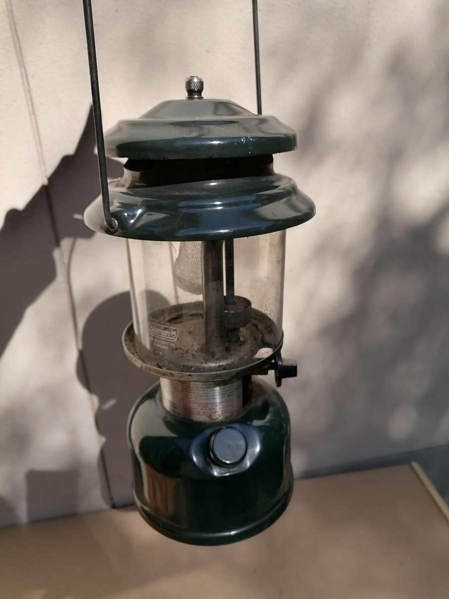 VINTAGE 1989 COLEMAN MODEL 214A700 KEROSENE LANTERN, ORIGINAL GLASS - MADE IN USA 0591 - WORKING