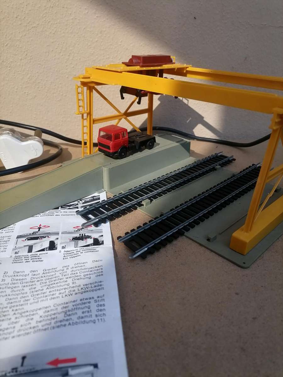 Lima HO Container Uploading base with 20 Tracks and Power Supply