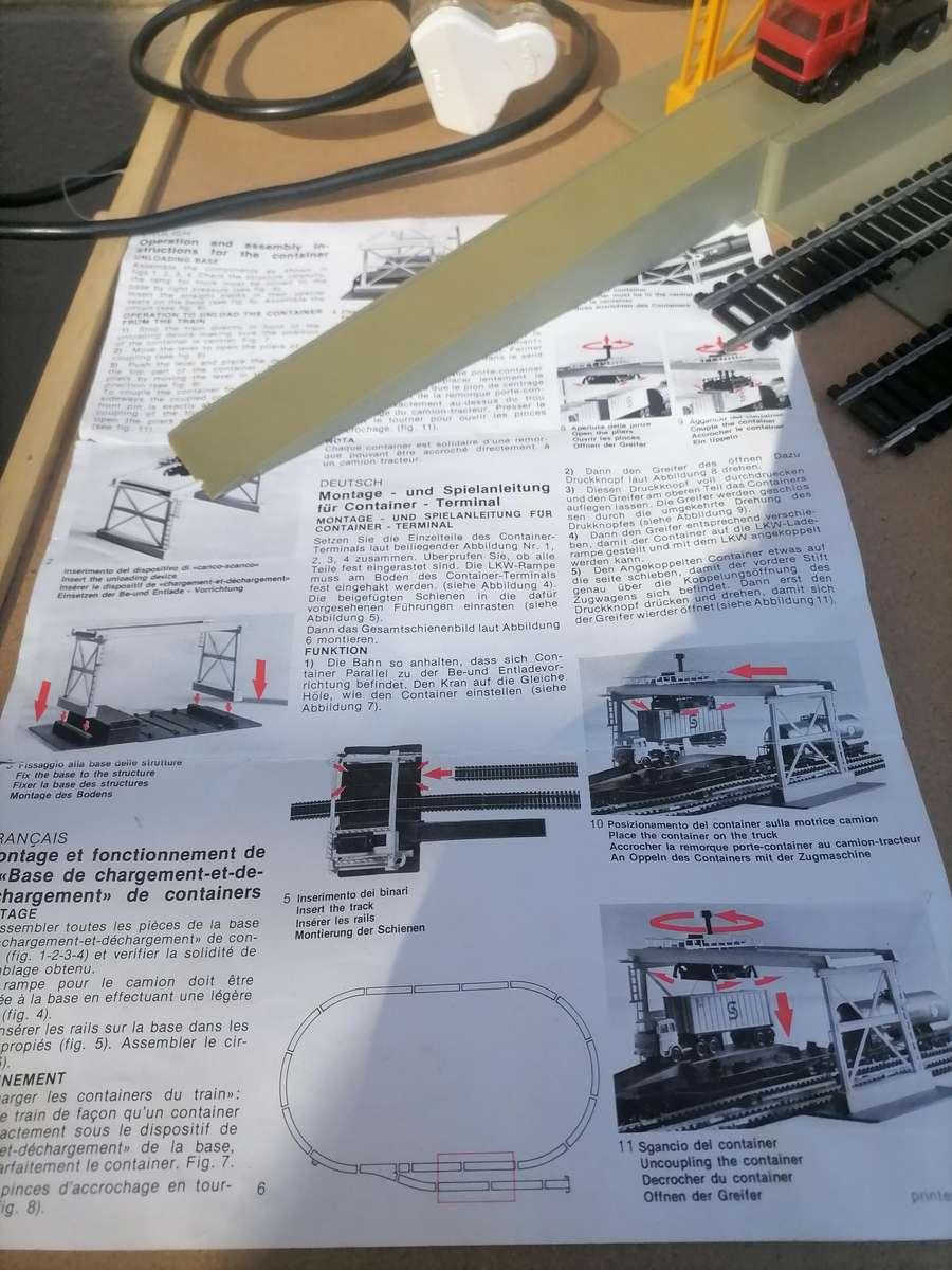 Lima HO Container Uploading base with 20 Tracks and Power Supply