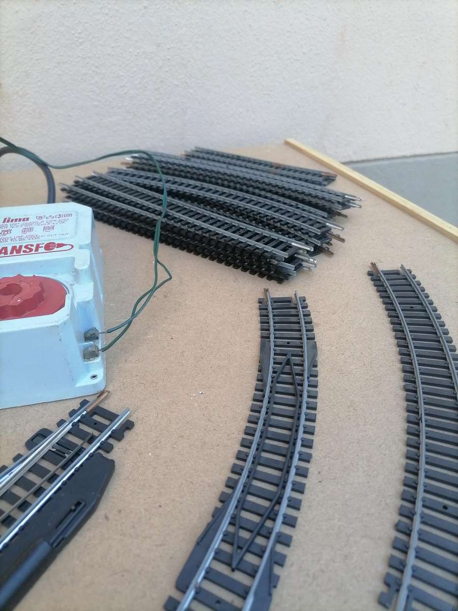 Lima HO Container Uploading base with 20 Tracks and Power Supply