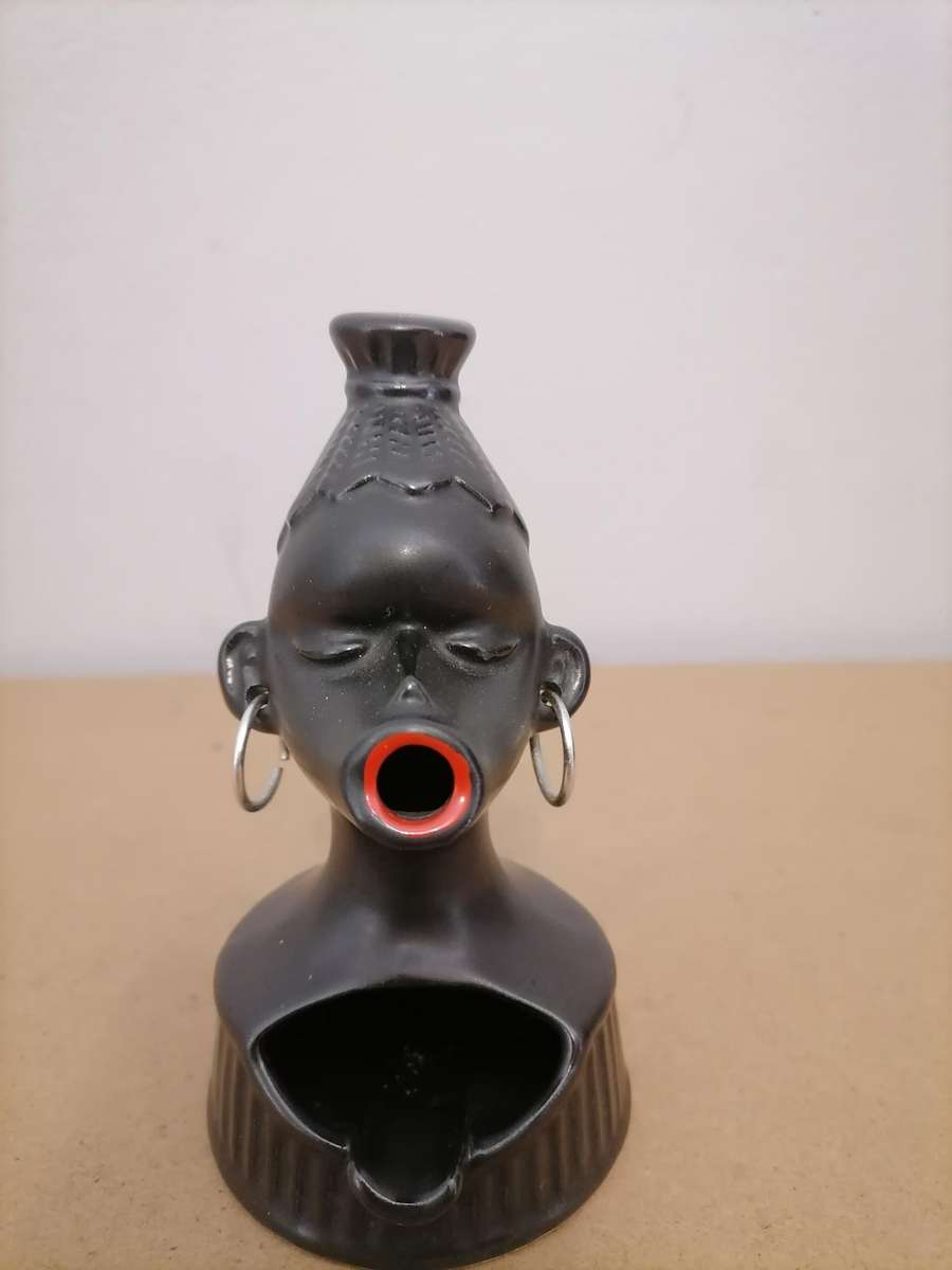 BLACK AMERICANA CERAMIC FIGURINE ASHTRAY VINTAGE AFRICAN WOMAN BLOWS SMOKE!! - AMAZING CONDITION