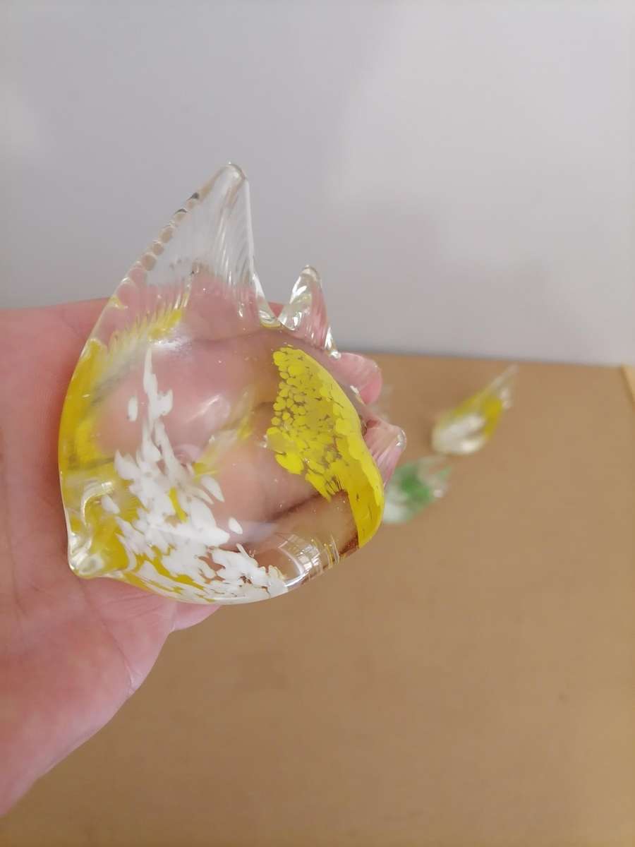 Murano Style Art Glass 2 Yellow 2 Red 1 Green White Hand Blown Angel Fish Paperweight 5pc
