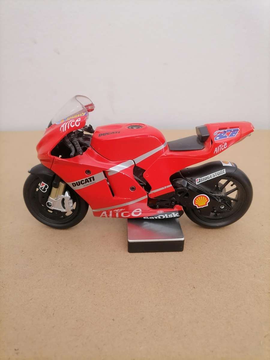 Casey Stoner. Ducati Desmosedici. 2008 1/12 NEWRAY - Die Cast - NO Stand