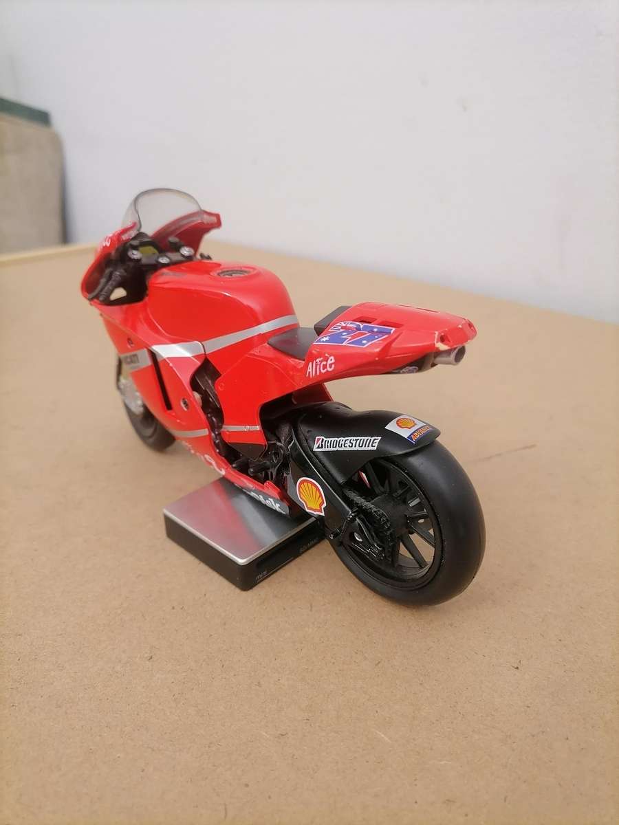 Casey Stoner. Ducati Desmosedici. 2008 1/12 NEWRAY - Die Cast - NO Stand