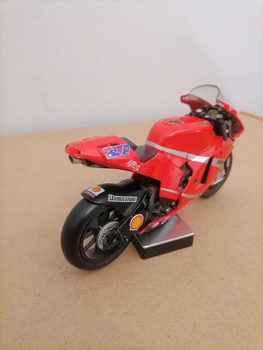 Casey Stoner. Ducati Desmosedici. 2008 1/12 NEWRAY - Die Cast - NO Stand