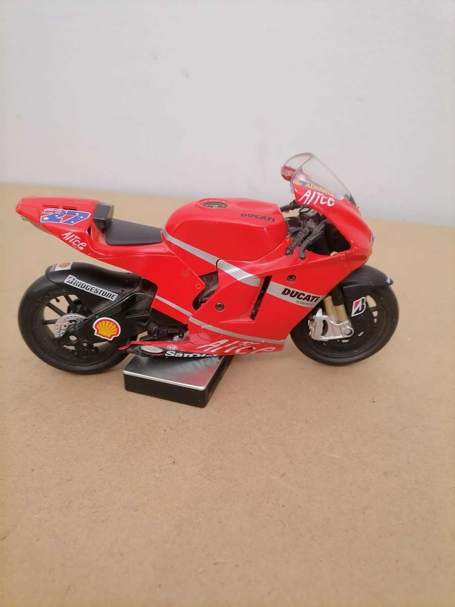 Casey Stoner. Ducati Desmosedici. 2008 1/12 NEWRAY - Die Cast - NO Stand