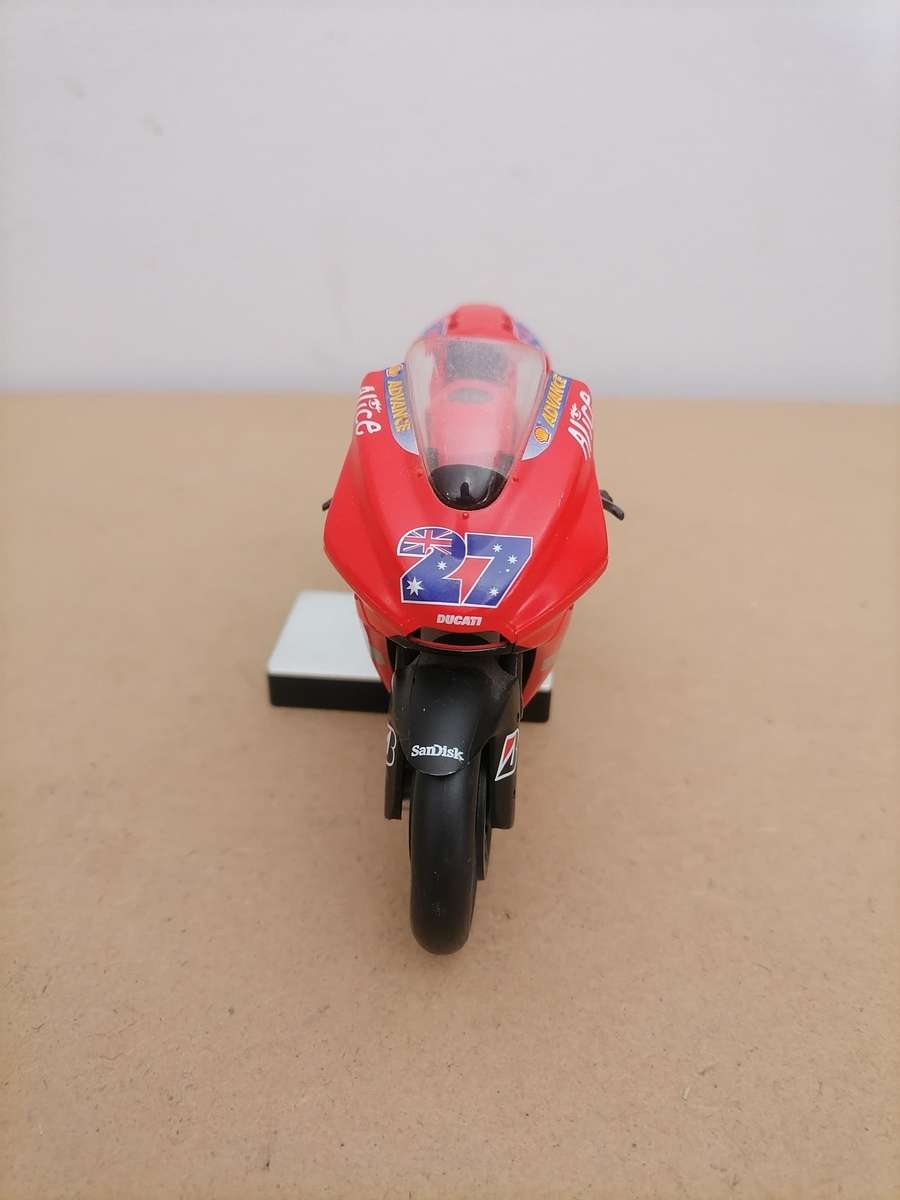 Casey Stoner. Ducati Desmosedici. 2008 1/12 NEWRAY - Die Cast - NO Stand