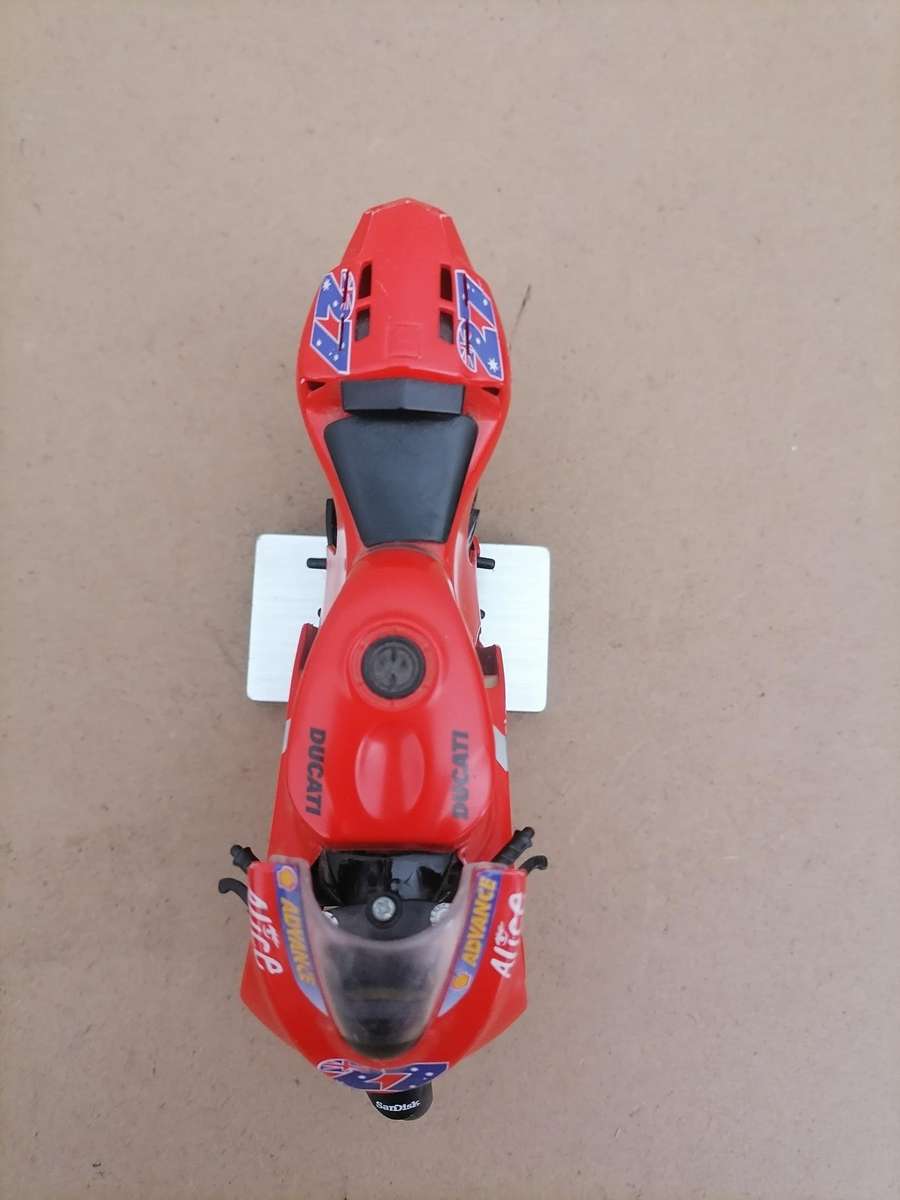 Casey Stoner. Ducati Desmosedici. 2008 1/12 NEWRAY - Die Cast - NO Stand