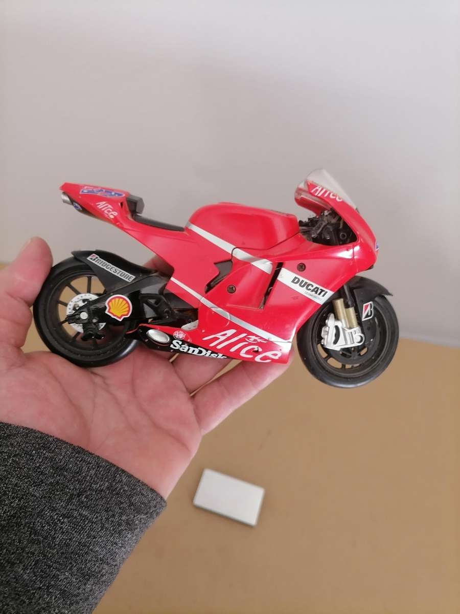 Casey Stoner. Ducati Desmosedici. 2008 1/12 NEWRAY - Die Cast - NO Stand