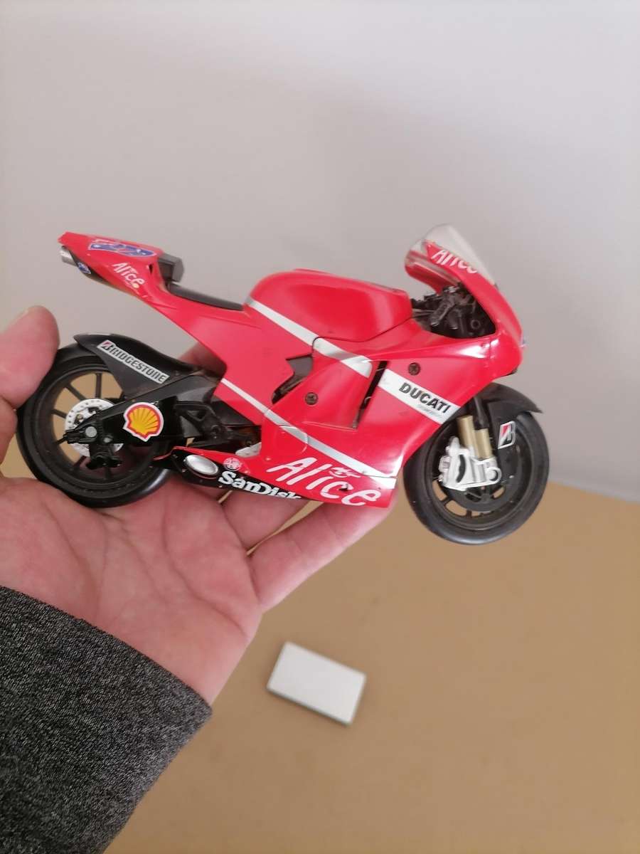 Casey Stoner. Ducati Desmosedici. 2008 1/12 NEWRAY - Die Cast - NO Stand