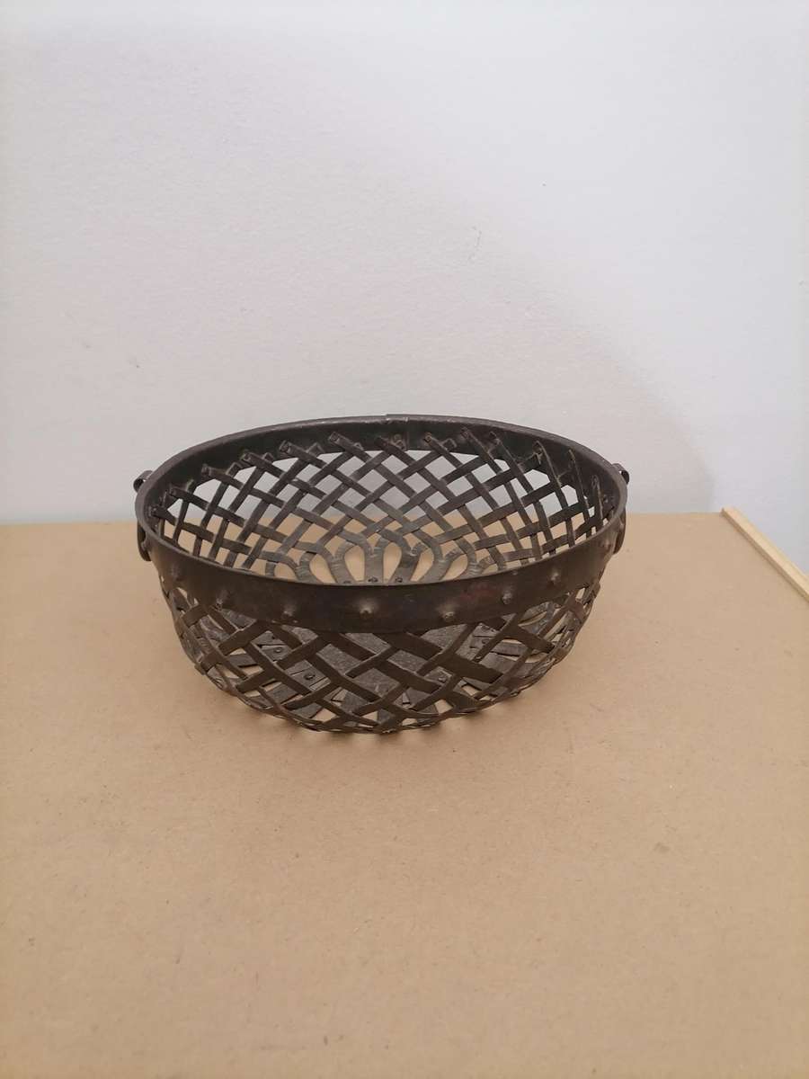 VINTAGE RARE OVAL SHAPE RUSTIC IRON FRUIT / VEGETABLE BASKET, KITCHENWARE