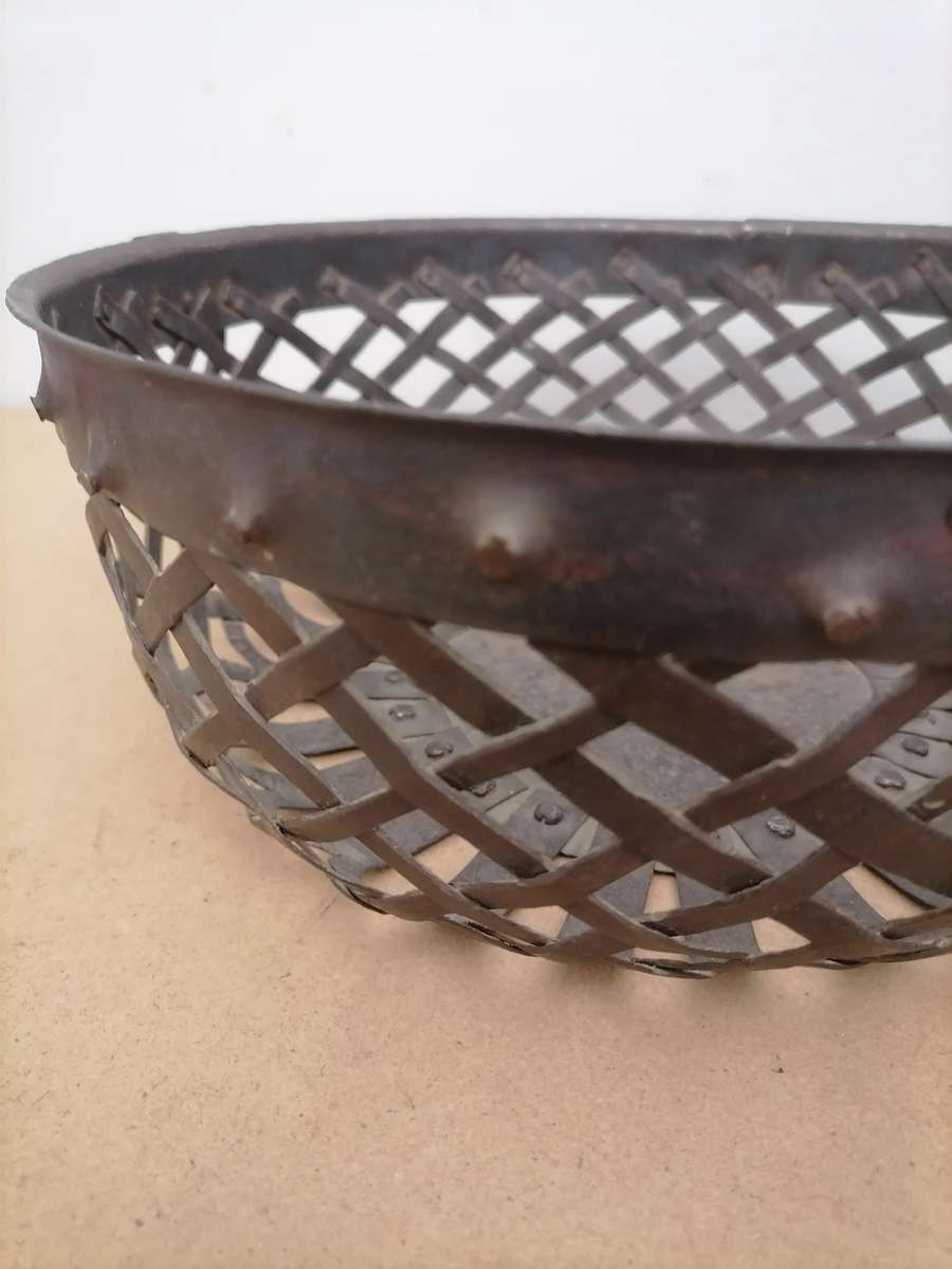 VINTAGE RARE OVAL SHAPE RUSTIC IRON FRUIT / VEGETABLE BASKET, KITCHENWARE