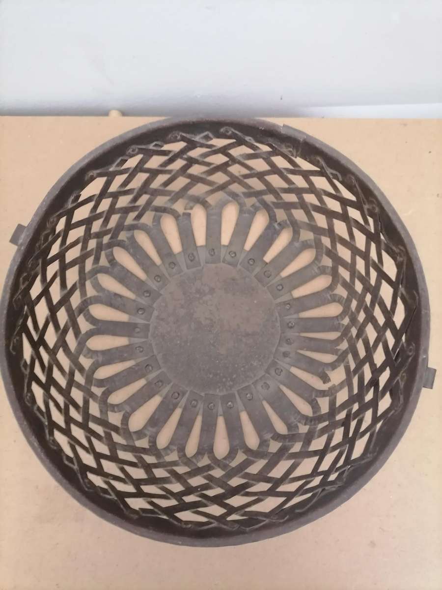 VINTAGE RARE OVAL SHAPE RUSTIC IRON FRUIT / VEGETABLE BASKET, KITCHENWARE
