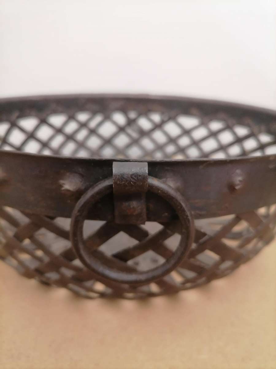 VINTAGE RARE OVAL SHAPE RUSTIC IRON FRUIT / VEGETABLE BASKET, KITCHENWARE