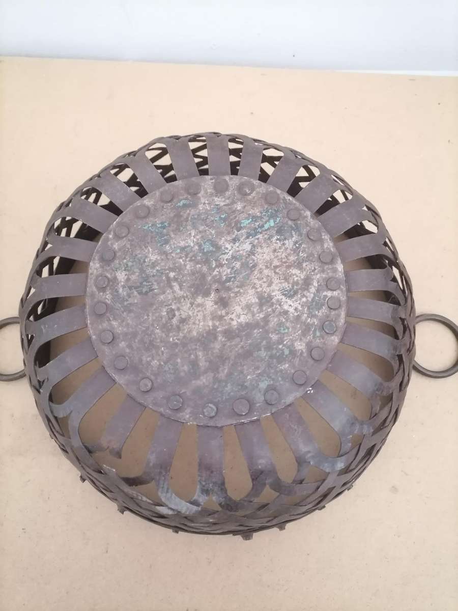 VINTAGE RARE OVAL SHAPE RUSTIC IRON FRUIT / VEGETABLE BASKET, KITCHENWARE