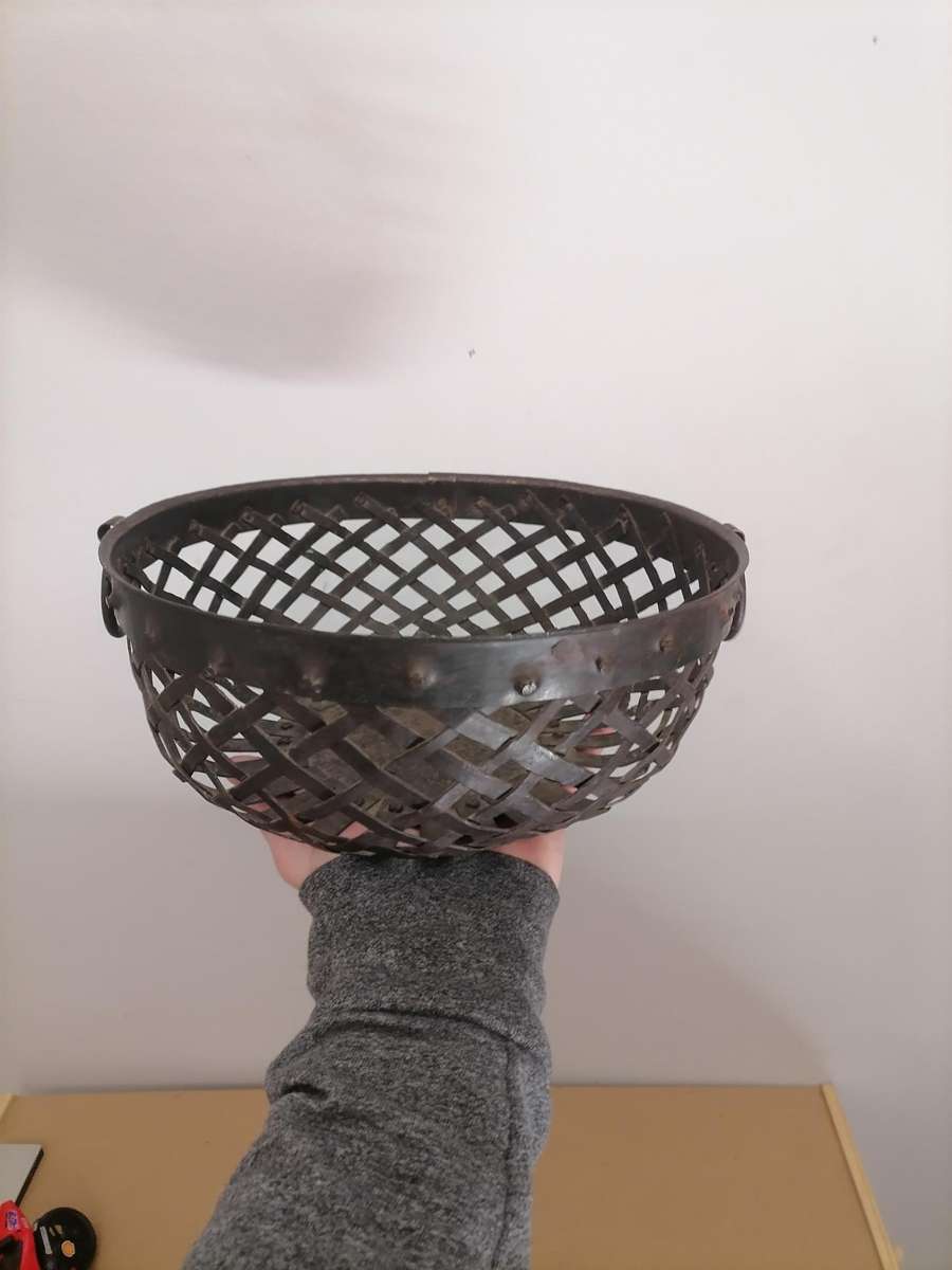 VINTAGE RARE OVAL SHAPE RUSTIC IRON FRUIT / VEGETABLE BASKET, KITCHENWARE