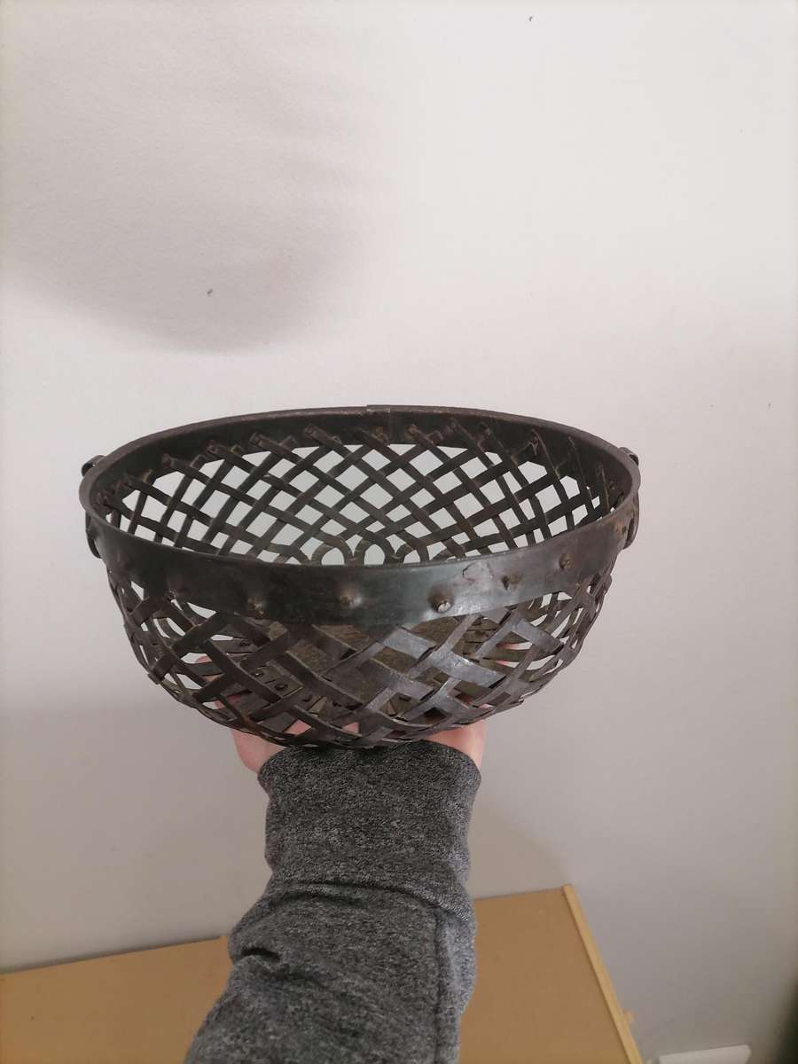 VINTAGE RARE OVAL SHAPE RUSTIC IRON FRUIT / VEGETABLE BASKET, KITCHENWARE