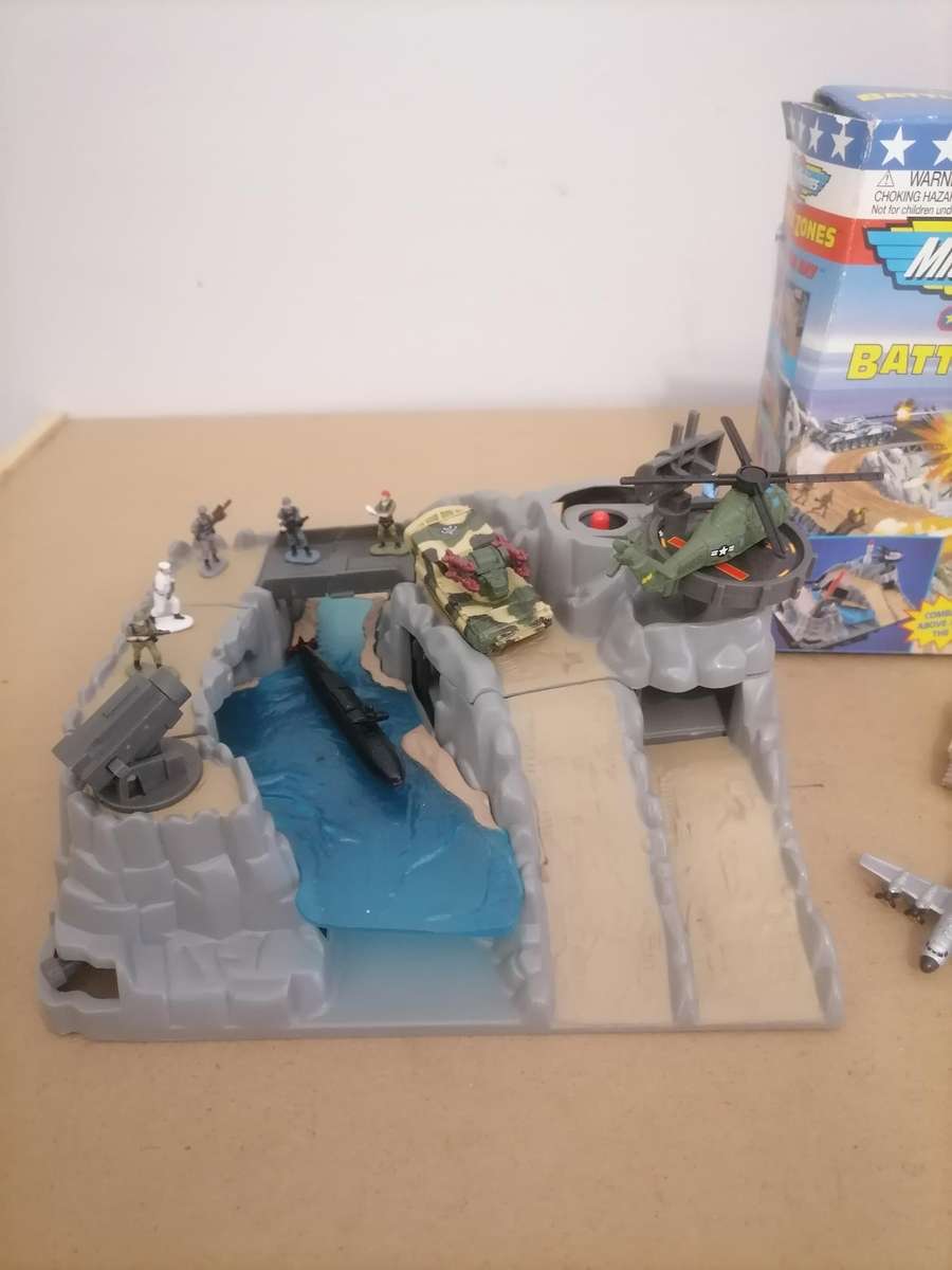Micro Machines Military Battle Zones Barracuda Bay MISB 1996 Galoob - EXTRA PLAINES & FIGURINES