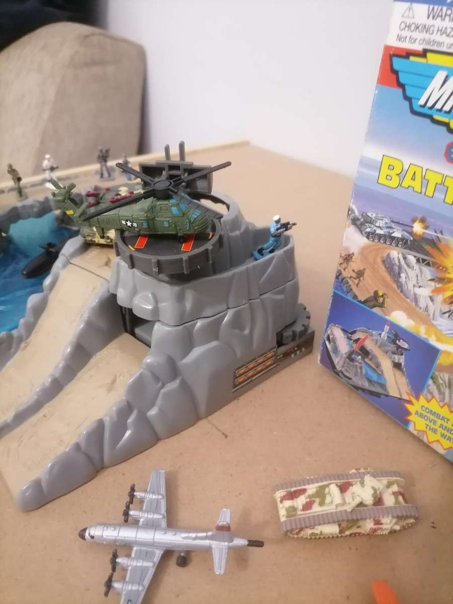 Micro Machines Military Battle Zones Barracuda Bay MISB 1996 Galoob - EXTRA PLAINES & FIGURINES