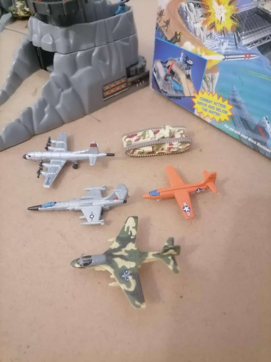 Micro Machines Military Battle Zones Barracuda Bay MISB 1996 Galoob - EXTRA PLAINES & FIGURINES
