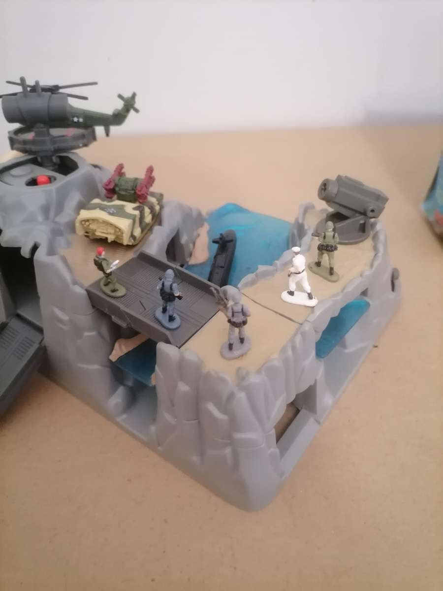 Micro Machines Military Battle Zones Barracuda Bay MISB 1996 Galoob - EXTRA PLAINES & FIGURINES