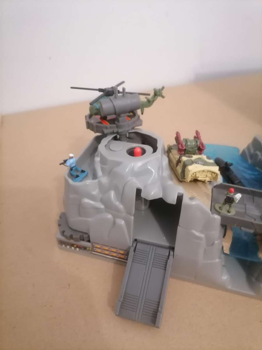 Micro Machines Military Battle Zones Barracuda Bay MISB 1996 Galoob - EXTRA PLAINES & FIGURINES