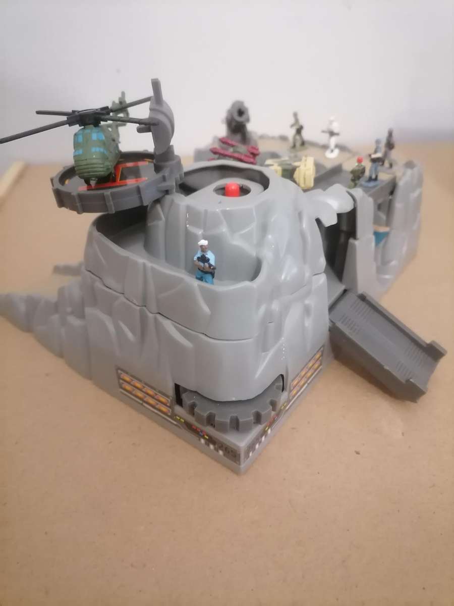 Micro Machines Military Battle Zones Barracuda Bay MISB 1996 Galoob - EXTRA PLAINES & FIGURINES