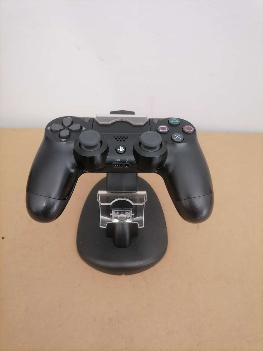1 X ORIGINAL PS4 CONTROLLER AND 1 DUAL CHARGER AND DOCKING STATION - AMAZING CONDITION - 100% WORKIN