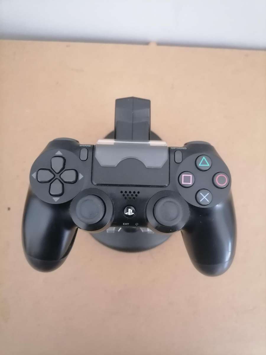 1 X ORIGINAL PS4 CONTROLLER AND 1 DUAL CHARGER AND DOCKING STATION - AMAZING CONDITION - 100% WORKIN