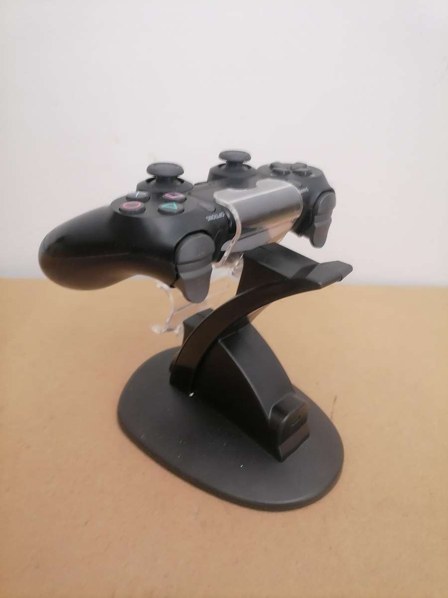 1 X ORIGINAL PS4 CONTROLLER AND 1 DUAL CHARGER AND DOCKING STATION - AMAZING CONDITION - 100% WORKIN