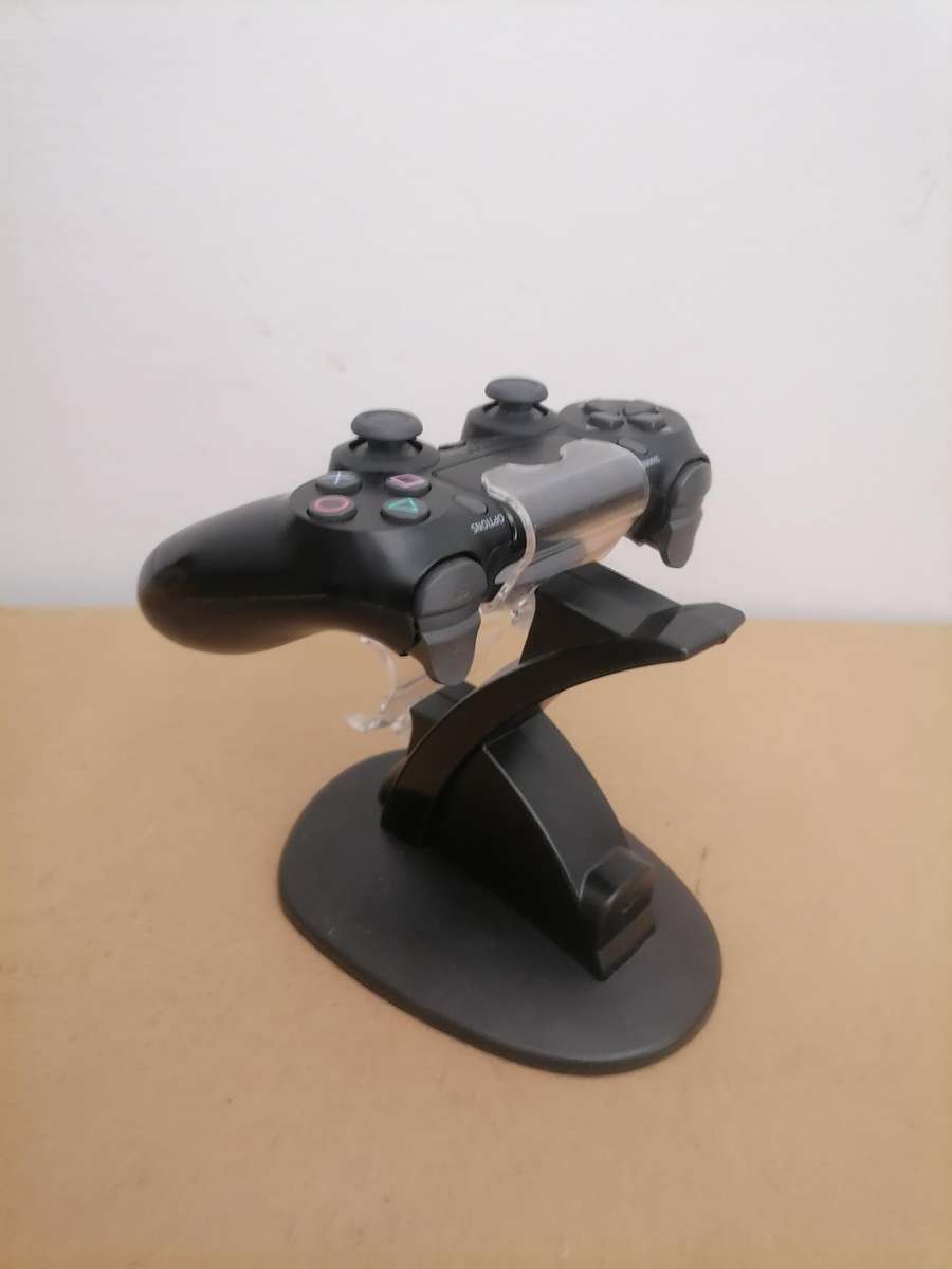 1 X ORIGINAL PS4 CONTROLLER AND 1 DUAL CHARGER AND DOCKING STATION - AMAZING CONDITION - 100% WORKIN